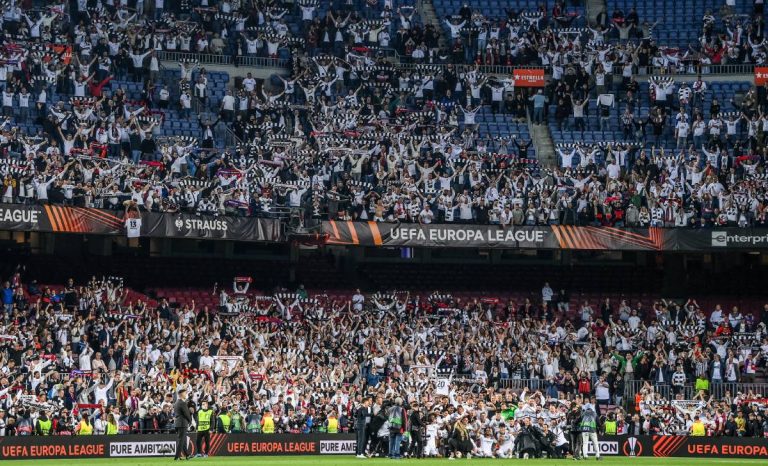 La afición del Eintracht Frankfurt presente en Camp Nou