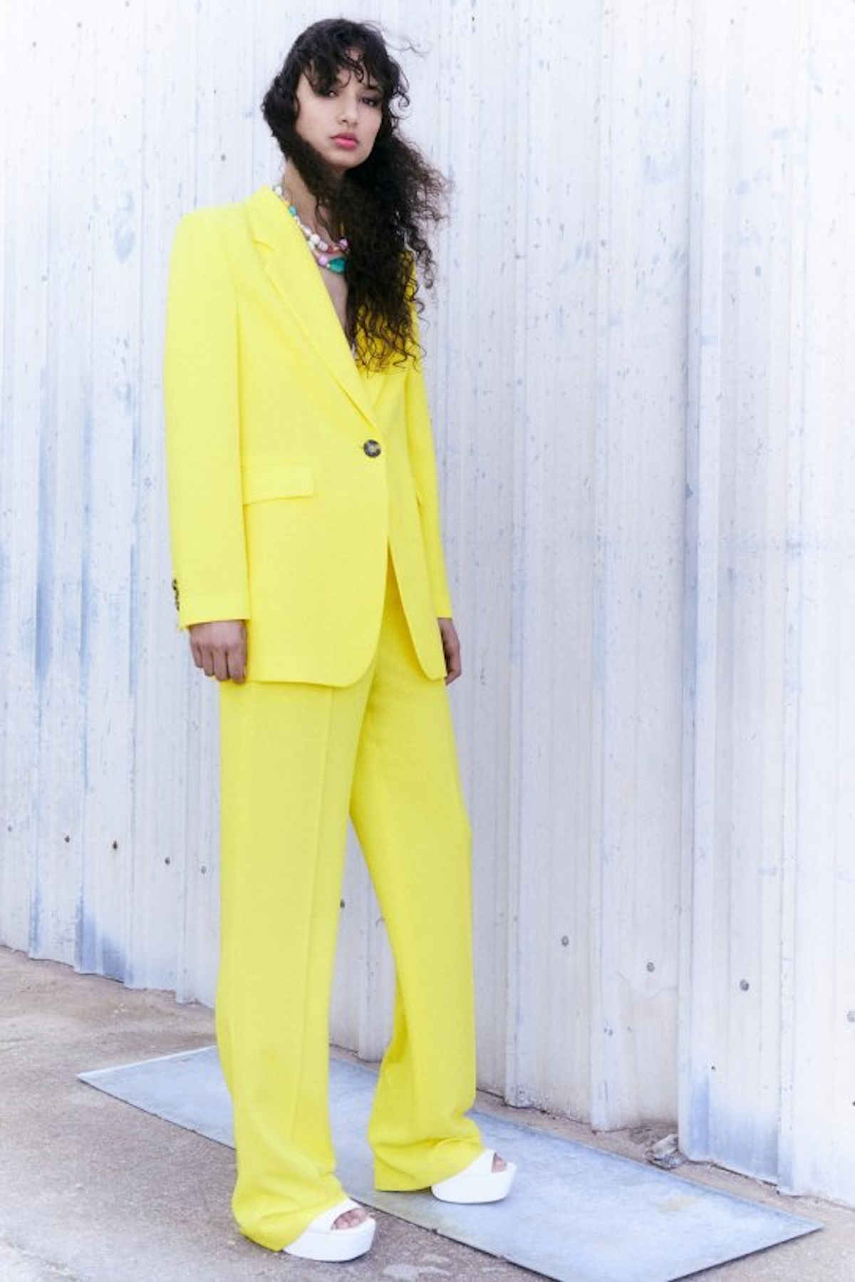  traje amarillo Sfera