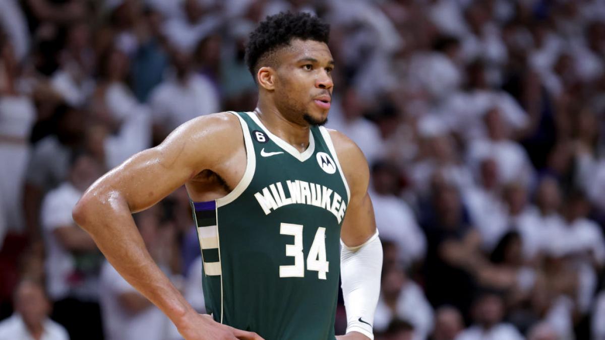 Milwaukee Bucks deja a Antetokounmpo sin entrenador