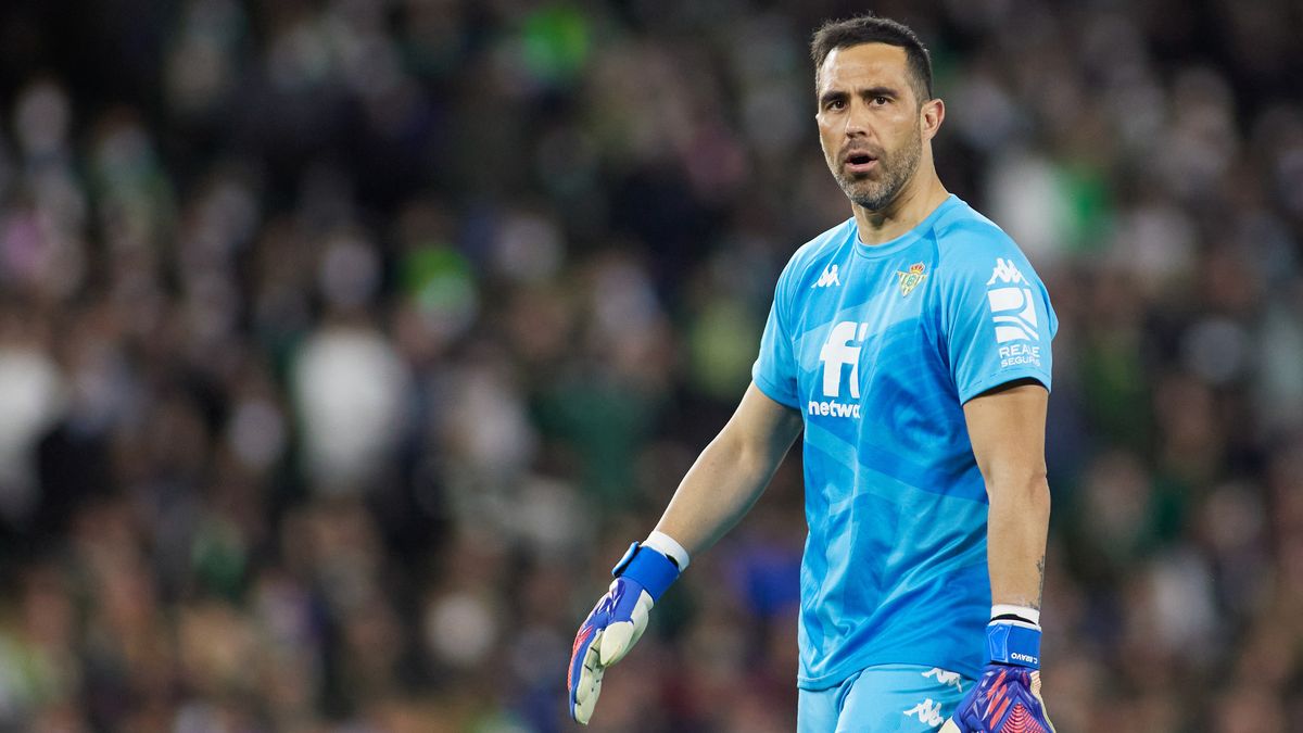 El Betis busca competencia para Claudio Bravo