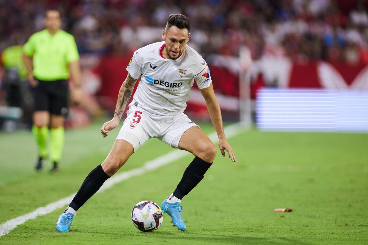 Ocampos tiene un pie fuera del Sevilla FC