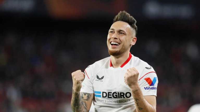 Ocampos tiene un pie fuera del Sevilla FC