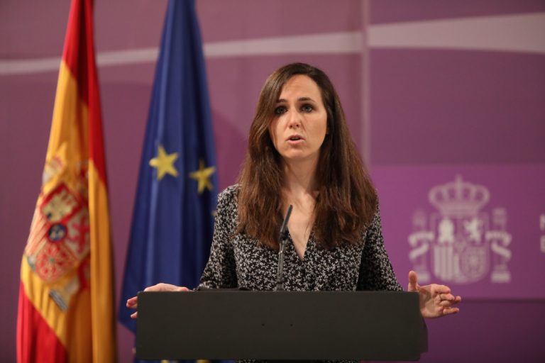 Fotografía de la ministra durante una conferencia de prensa sobre medidas legislativas y transparencia.