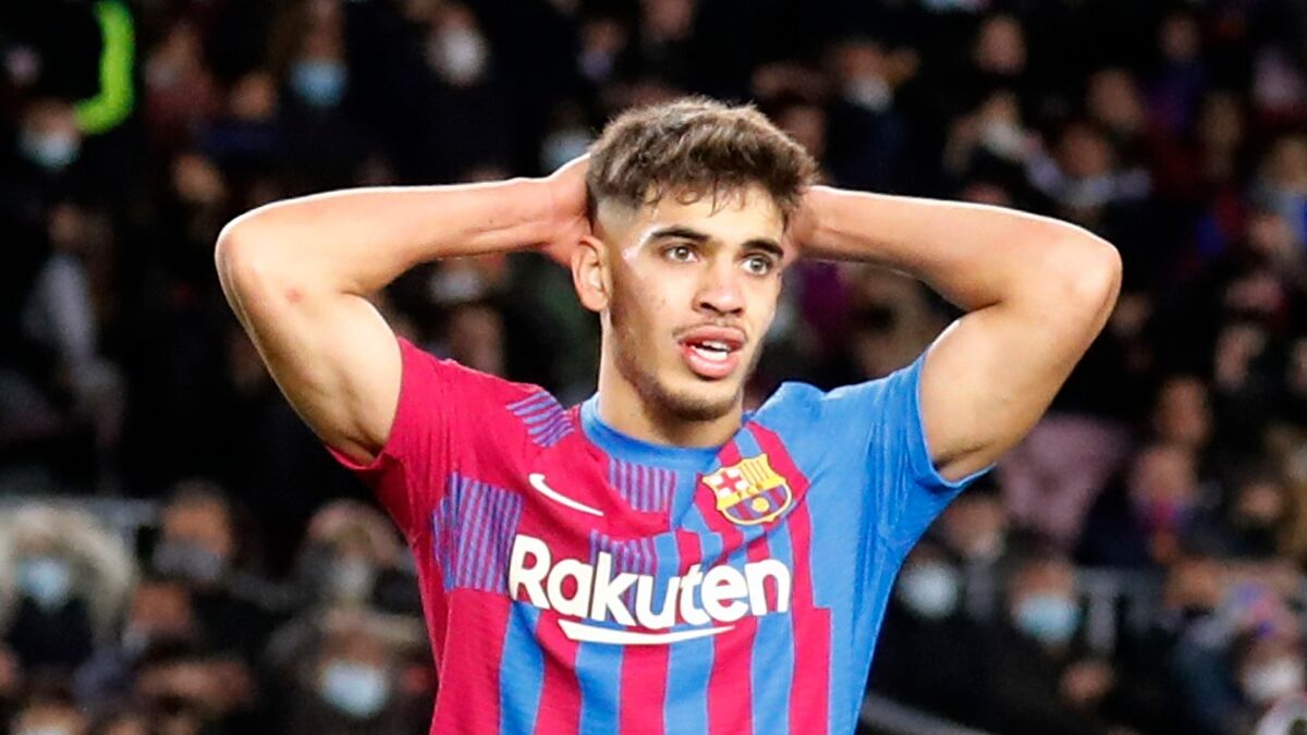 Abde maniobrando el balón en pleno partido con la camiseta del Barcelona.