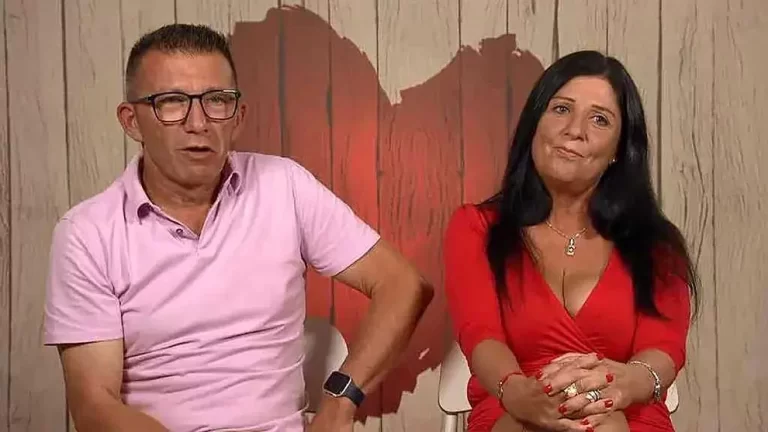 Encarna y Fernando compartiendo una mesa en 'First Dates'.