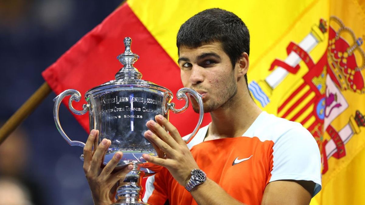 Carlos Alcaraz, emocionado, levantando la copa del US Open 2022. El tenista, que no se cruzará con Djokovic, tiene la mirada puesta en el próximo desafío: Toronto.