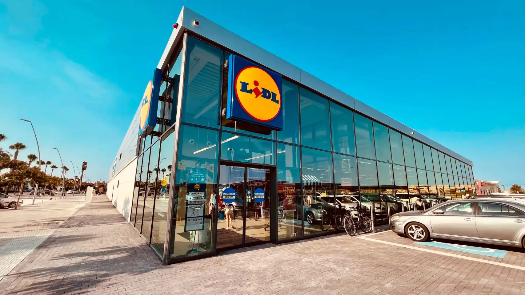 Entrada de la tienda Lidl con productos en exhibición.