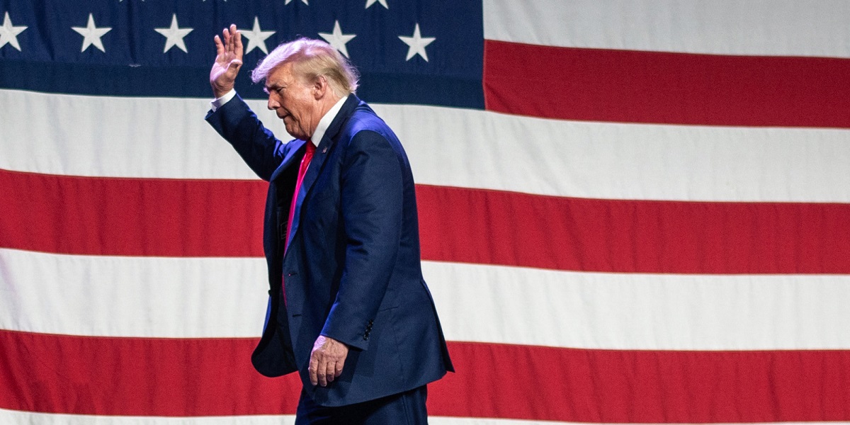 Donald Trump en una foto referencial que parece evocar su desafío actual ante las investigaciones judiciales que amenazan con un posible escenario: "Donald Trump a la cárcel".