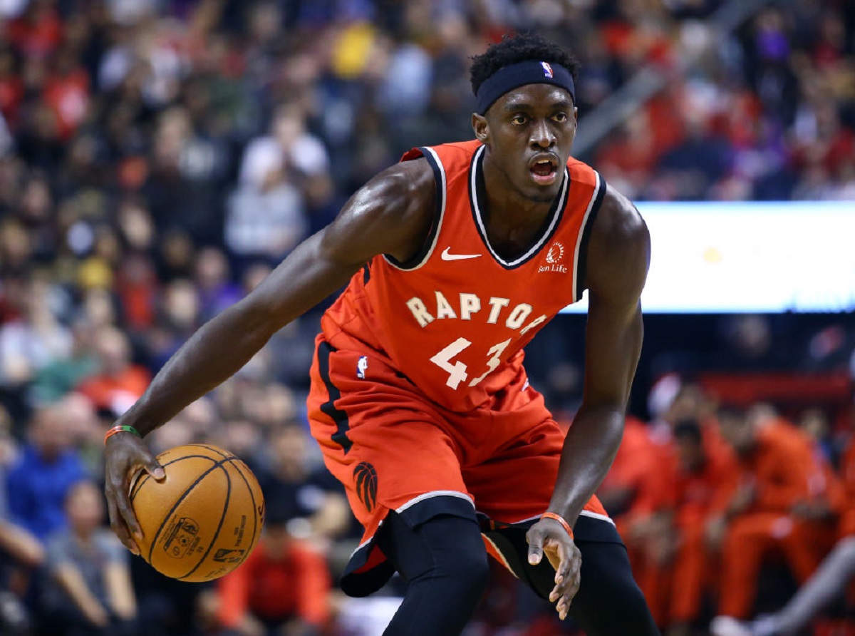 Pascal Siakam en acción durante un partido, representando la posibilidad de unirse a Curry Warriors en la cancha.