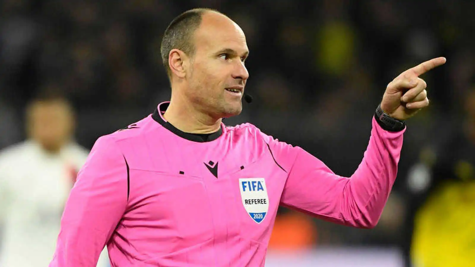 Mateu Lahoz arbitra un partido de fútbol.