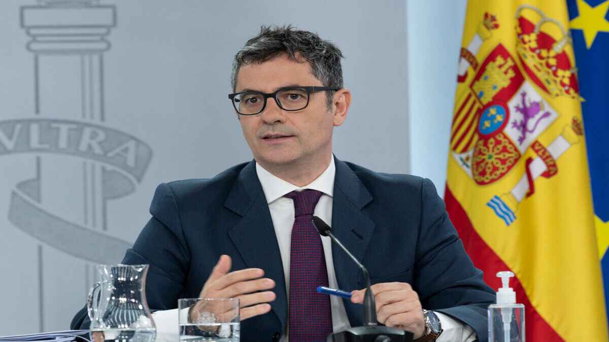 Retrato del ministro Félix Bolaños en medio del debate "Rubiales dimisión".