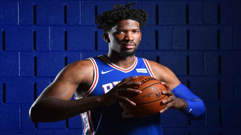 Joel Embiid defendiendo el balón con su equipo previo, antes de los crecientes rumores sobre su unión a los Knicks.