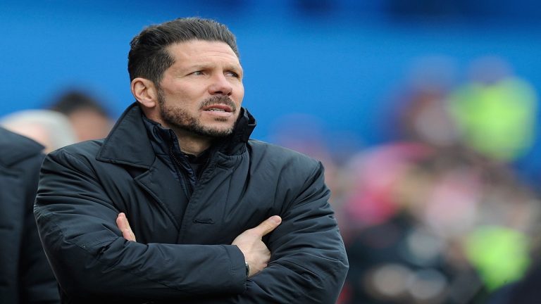 Diego Simeone, entrenador emblemático del Atlético, en plena concentración durante un encuentro.