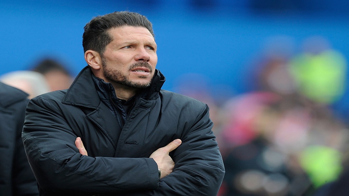 Diego Simeone, entrenador emblemático del Atlético, en plena concentración durante un encuentro.