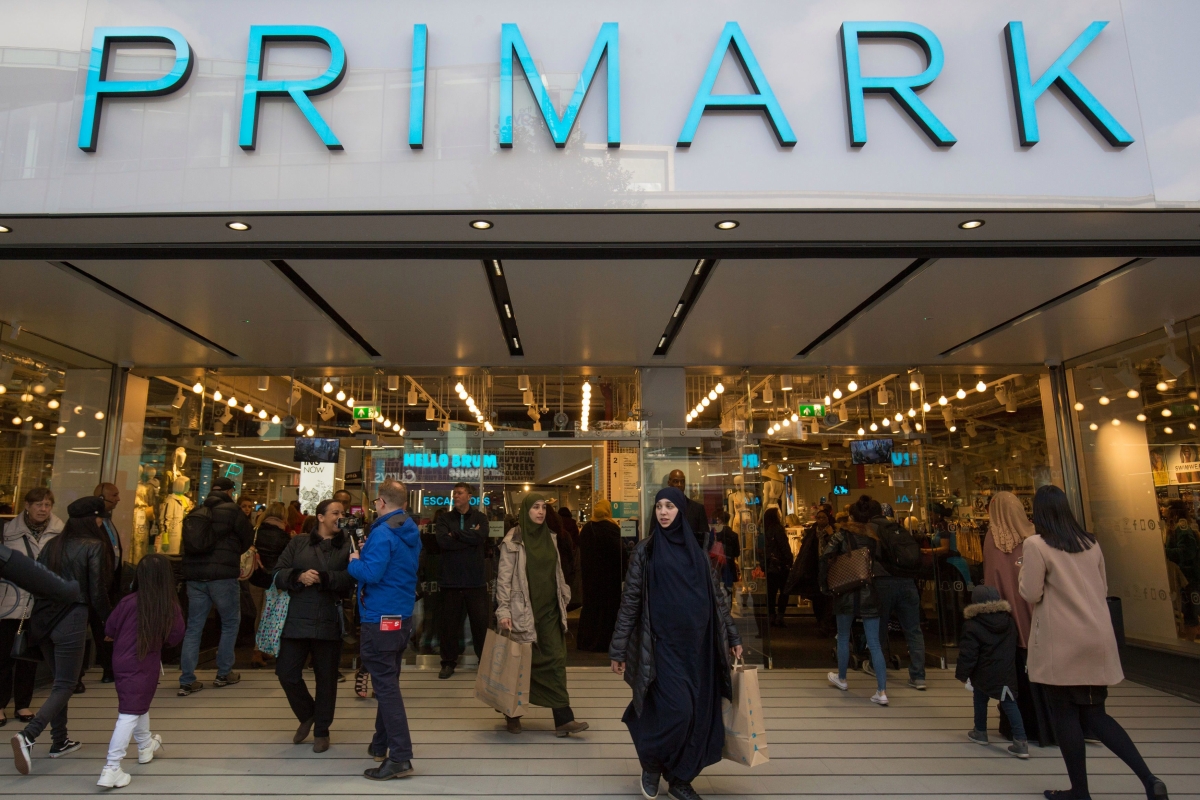 Puertas de entrada al centro comercial Primark con la falda más popular.