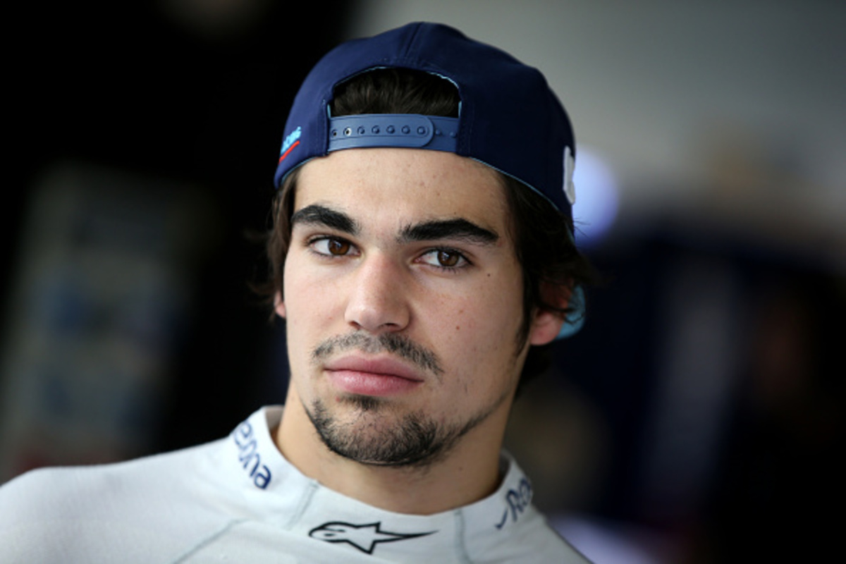 Lance Stroll, piloto de Aston Martin, posando para una foto.