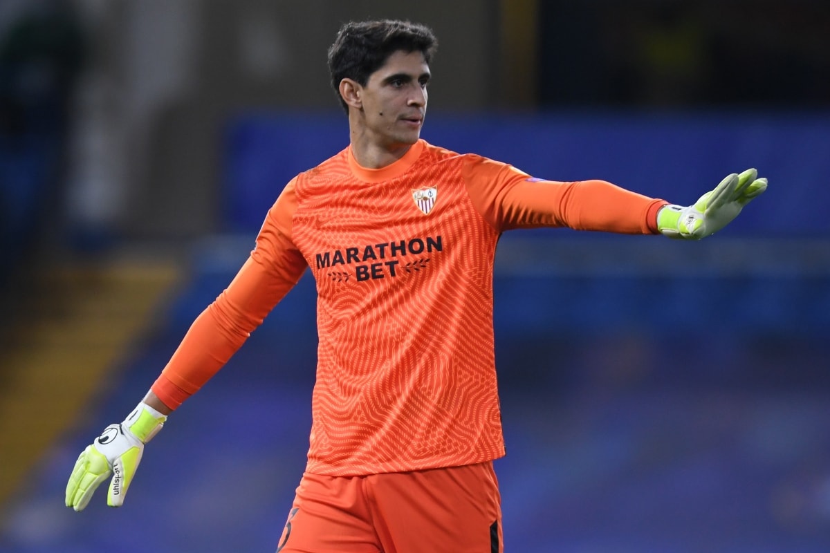 Bono en acción durante un partido con el Sevilla.