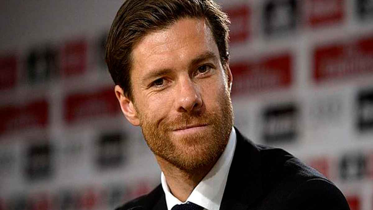 Xabi Alonso en un momento de reflexión, relacionado con las decisiones de Florentino en el Real Madrid.