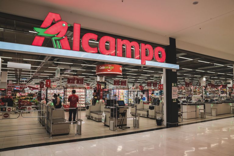 Entrada principal de Alcampo destacando su oferta en jamón ibérico.