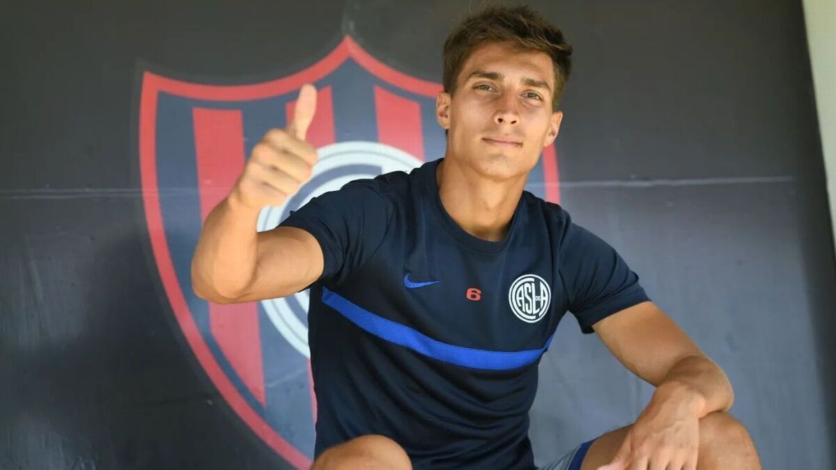 Gattoni sonriendo con la camiseta de su anterior equipo, antes de su vinculación al Sevilla.