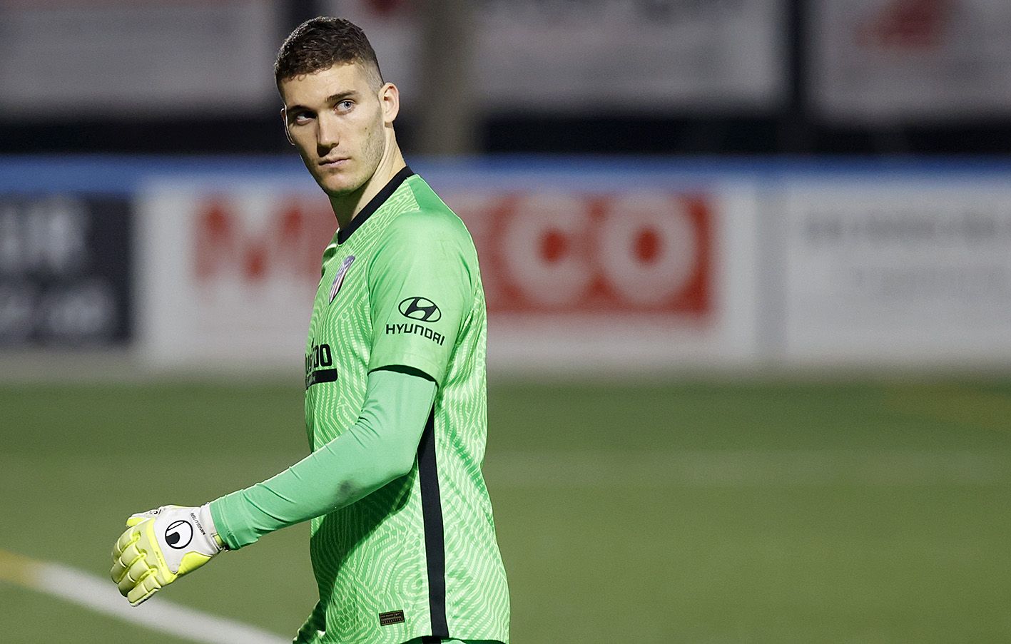 Ivo Grbic en acción durante un partido con el Atlético, respaldado por la estrategia de Simeone.