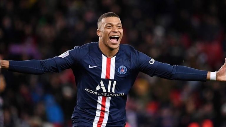 Mbappé en acción en el campo vistiendo la camiseta del PSG, objetivo de Florentino Pérez