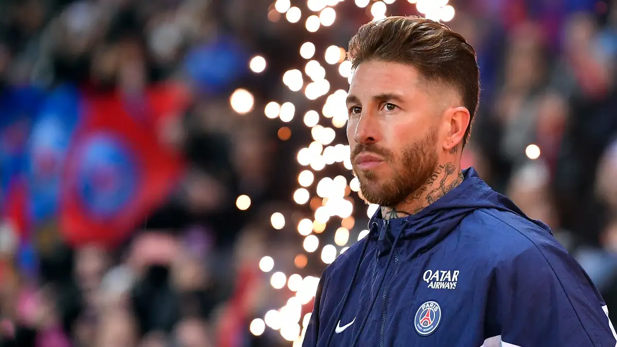 Sergio Ramos en acción con la camiseta del PSG, recordando su legado en el Sevilla