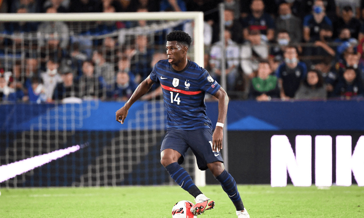 Tchouameni, ícono del Real Madrid, en plena acción con la camiseta de la selección francesa.