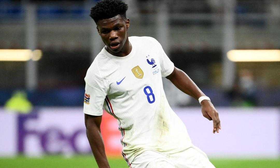 Tchouameni manejando el balón con la camiseta de Francia.