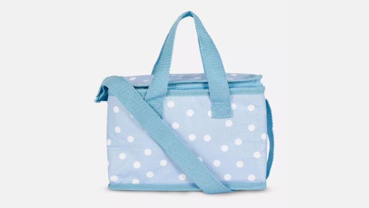 Bolsa térmica Primark en tonos azules, ideal para conservar alimentos.