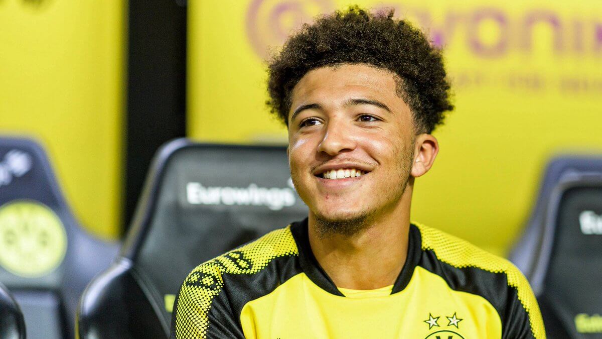 Jadon Sancho durante una rueda de prensa, mientras Florentino Pérez considera alternativas a Mbappé.