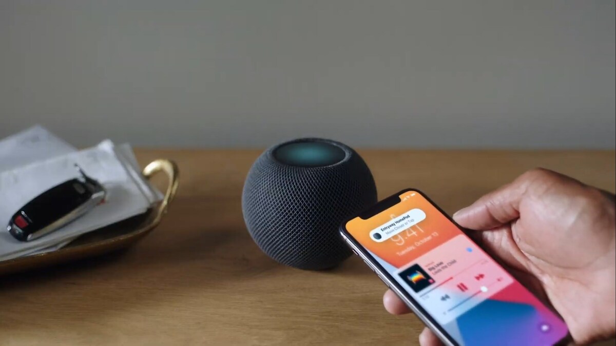 Imagen referencial de un HomePod vinculándose con un dispositivo Apple. Relacionado con la integración de apple YouTube Music.