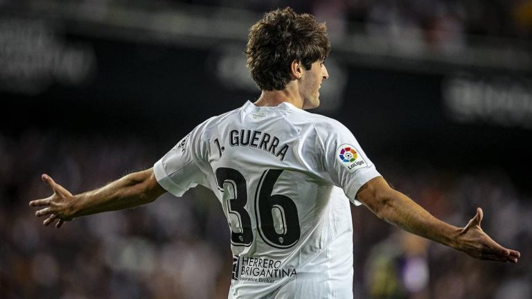 Javi Guerra es de las grandes sorpresas del Valencia CF