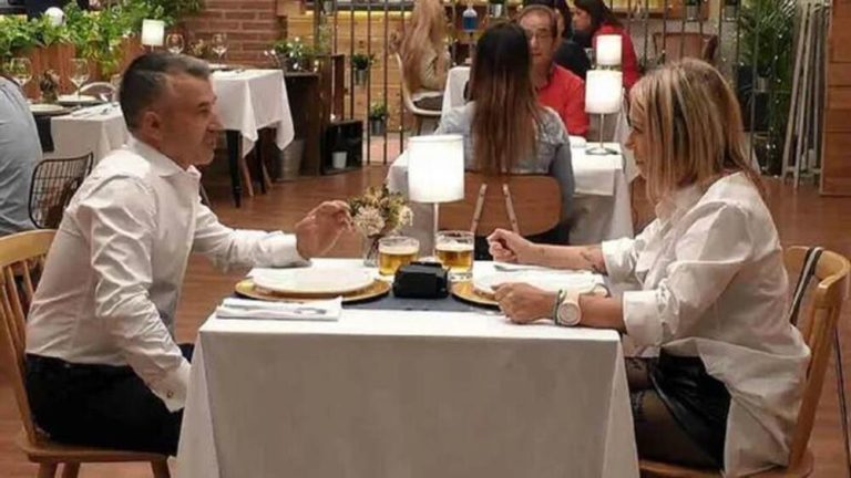 Vicente y María José sentados frente a frente en su cita de 'First Dates'.