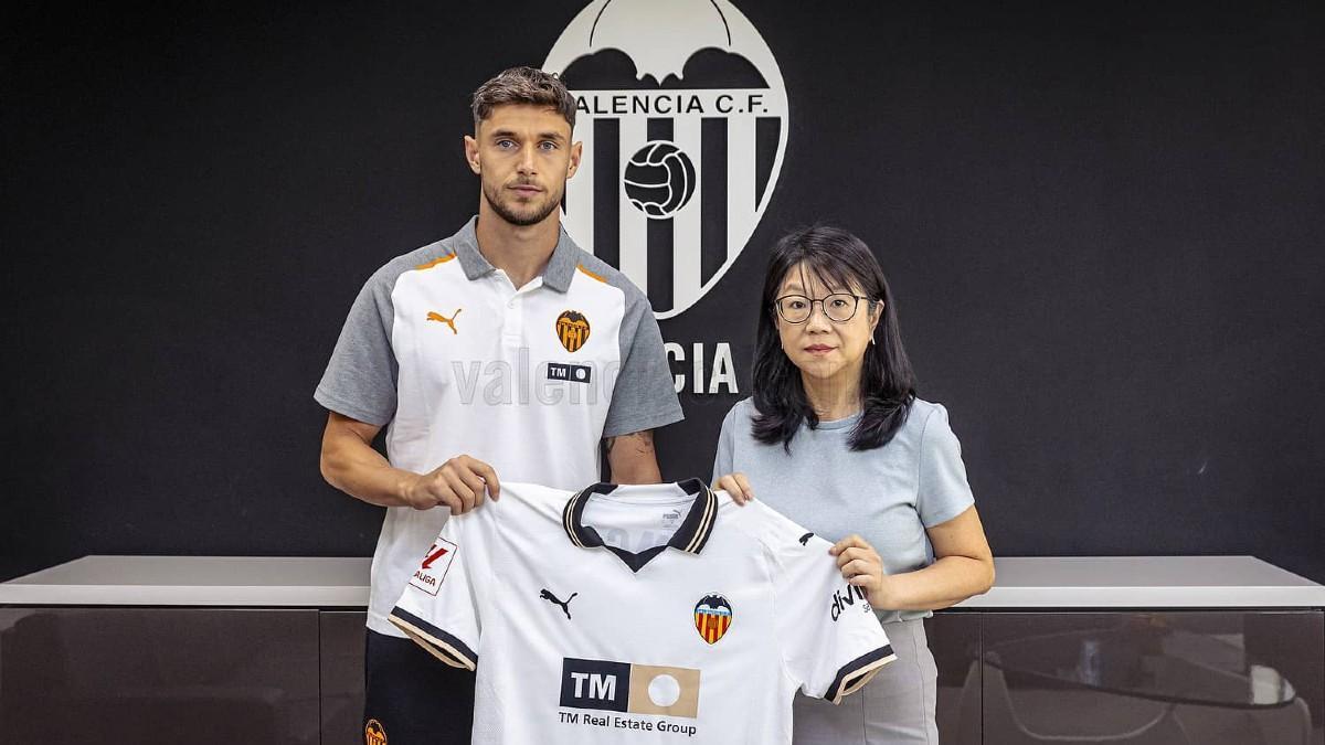 Yaremchuk en su presentación con el Valencia, sosteniendo orgullosamente la camisa del equipo.