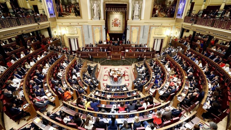 Foto del edificio del congreso español donde se debate sobre el uso del catalán y euskera.