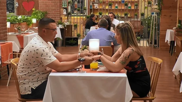 Mamen e Israel sentados juntos durante su cita en 'First Dates'.