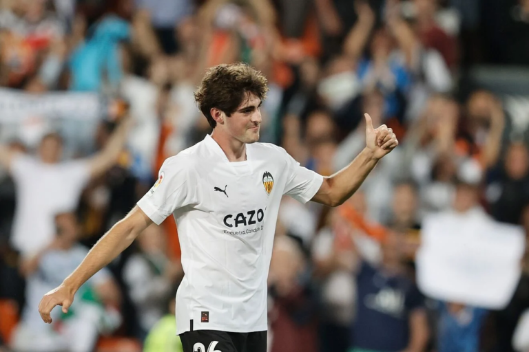 El Valencia CF teme perder en 2024 a Javi Guerra