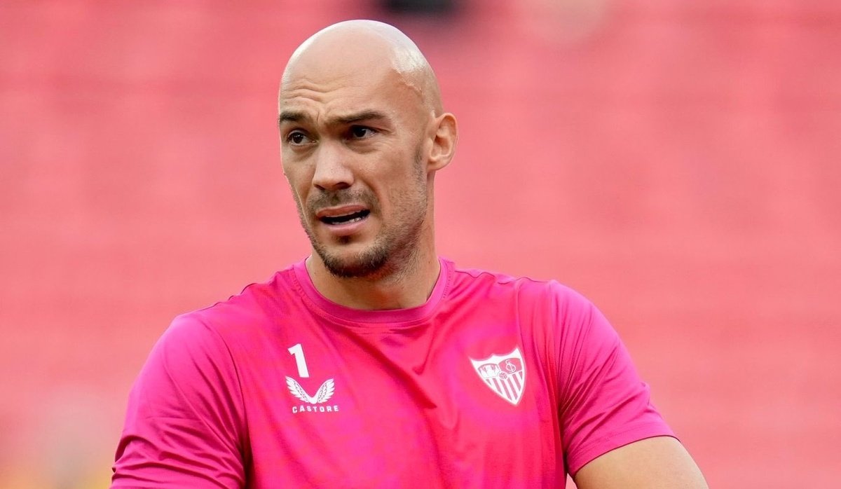 Dmitrovic, en la rampa de salida del Sevilla FC