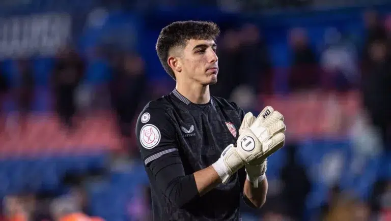 Alberto Flores es respaldado por la afición para ser titular