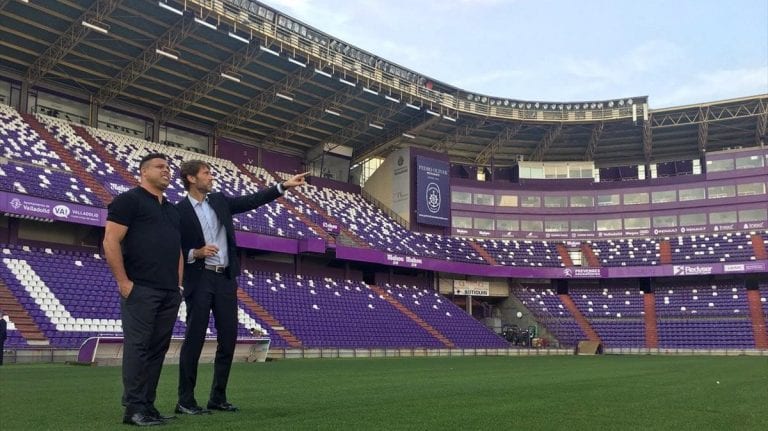 ronaldo-nuevo-dueno-del-valladolid-nuevo-jose-zorrilla-con-carlos-suarez-anterior-propietario-ahora-presidente-ejecutivo-1541164061237