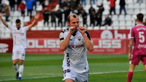 Jaime Mata saca a Zozulia del Albacete